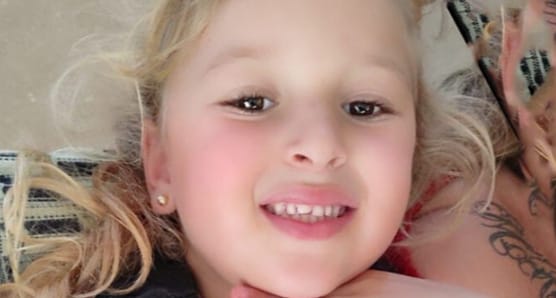 Menina de 8 anos está desaparecida desde que o pai foi buscá-la na escola